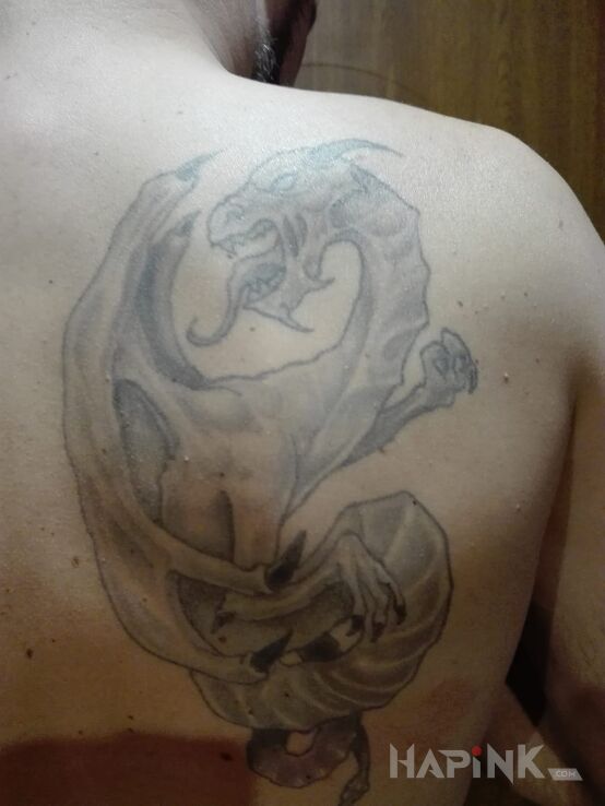 Tattoo Smok in dragons motif on the shoulder blades