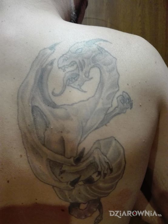 Tatuaż smok w motywie smoki na łopatkach