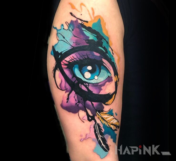Tattoo Damskie oko z piórkami in colorful motif and abstract style on the upper arm