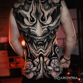 Tatuaż Maska na łopatkach motyw: demony styl: graficzne / ilustracyjne