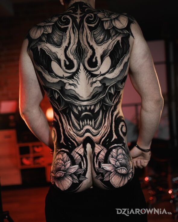 Tatuaż Maska w motywie demony i stylu blackwork / blackout na pośladkach