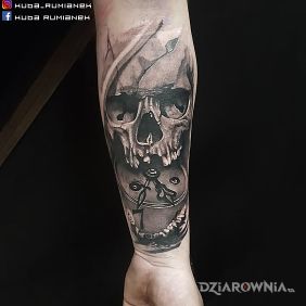 Tatuaż Upływający czas na przedramieniu motyw: czaszki styl: realistyczne