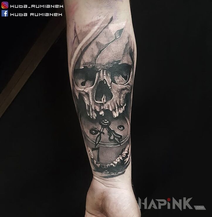 Tattoo Upływający czas in other motif and realistic style on the forearm