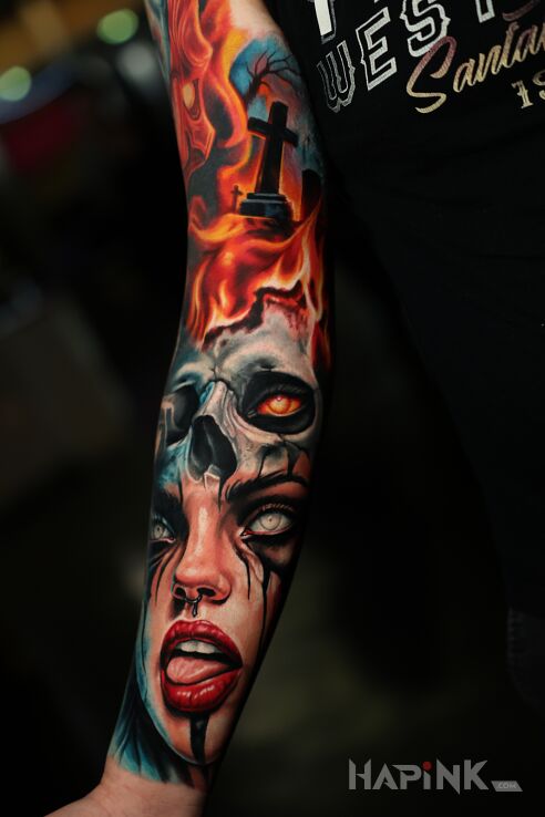 Tattoo Czaszka w płomieniach in skulls motif and realistic style on the forearm