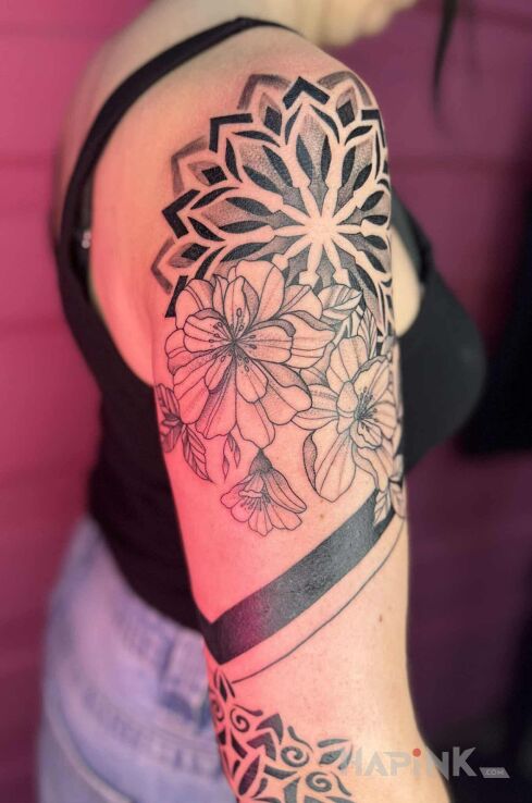 Tattoo ☺️ mój in black and gray motif and geometric style on the upper arm