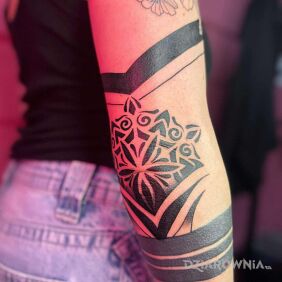 Tatuaż C.d tatuaż na łokciu motyw: mandale styl: blackwork / blackout