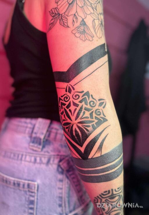 Tatuaż C.d tatuaż w motywie czarno-szare i stylu blackwork / blackout na łokciu