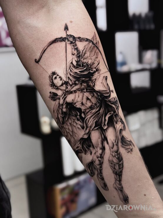Tatuaż Anioł z łukiem - black & grey w motywie czarno-szare i stylu realistyczne na ręce