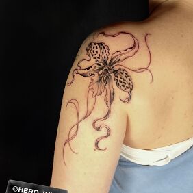 Tattoo Kwiatek On the arm motif: flowers style: contour / linework