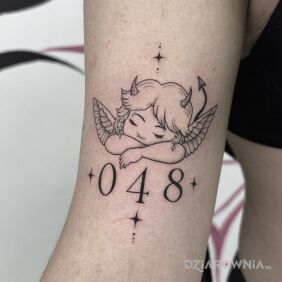 Tatuaż Mały aniołek z diabelskim charakterem. 😈🪽 na bicepsie motyw: anioły styl: minimalistyczne