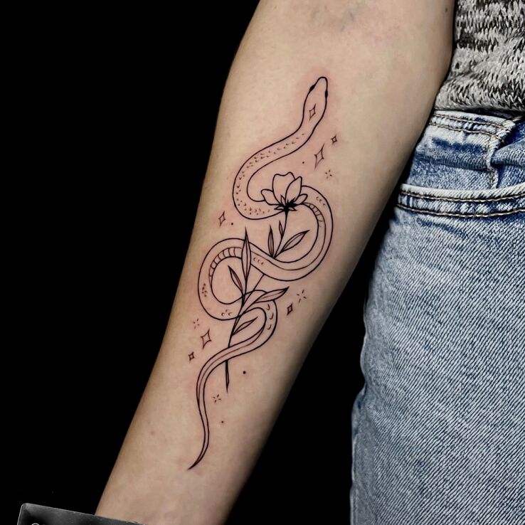 Tatuaż Wąż oplatający prosty kwiat w motywie kwiaty i stylu kontury / linework na ręce
