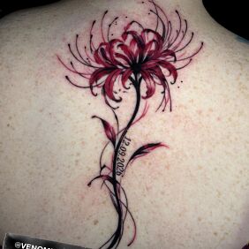 Tattoo Czerwony kwiat z datą przy łodydze on the back motif: colorful style: graphic / illustrative