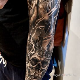 Tatuaż Czaszka w koronie z dolarową różą na ręce motyw: czaszki styl: dotwork