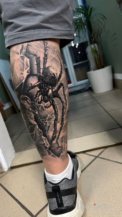 Tattoo Groźny pająk in dark motif and realistic style on the calf