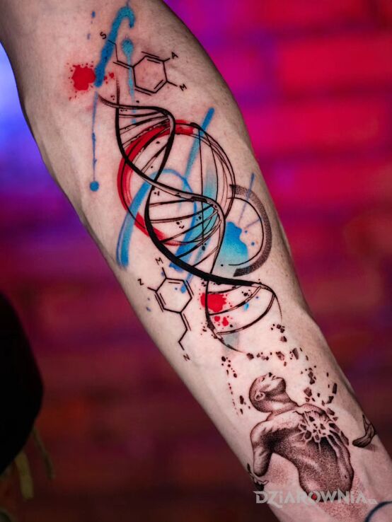 Tatuaż Koncepcja DNA w motywie science fiction i stylu watercolor na przedramieniu