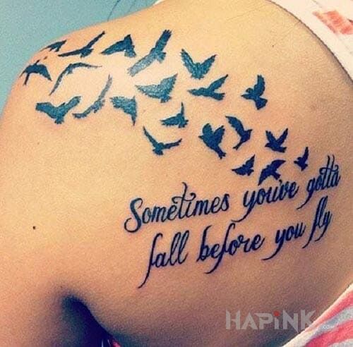 Tattoo Latanie w przestworzach in lettering motif on the shoulder blades