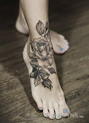 Tattoo Róża bez koloru in flowers motif on the foot