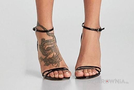 Tatuaż na stopie w motywie smoki na stopie