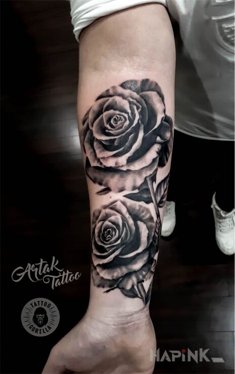 Tattoo Róże in flowers motif and realistic style on the forearm