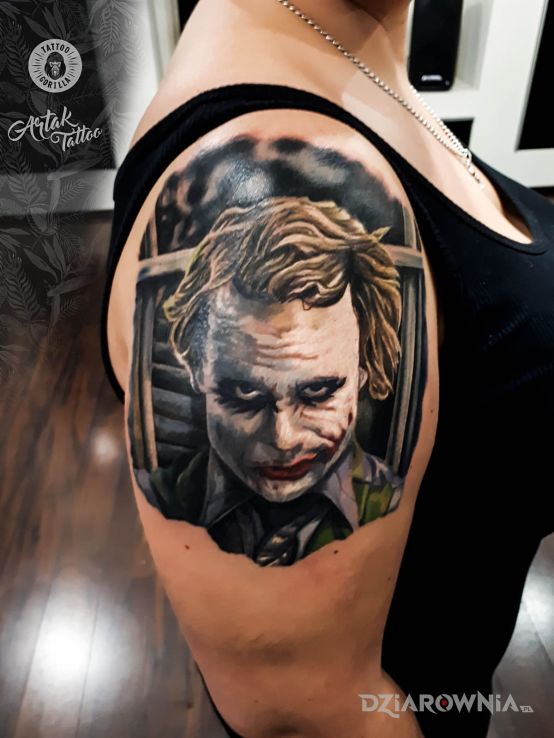 Tatuaż joker w motywie postacie i stylu realistyczne na ramieniu