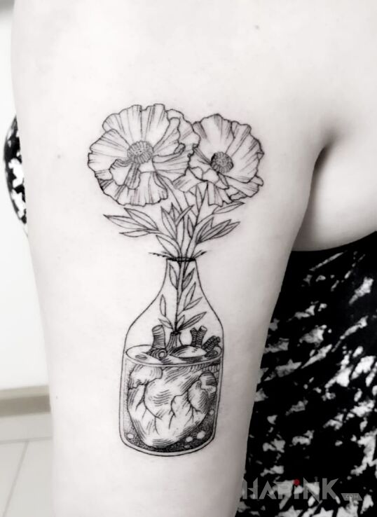Tattoo Kwiaty w sercu in flowers motif on the upper arm