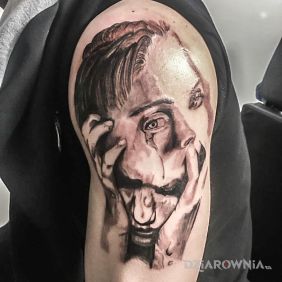 Tatuaż 2 faces na ramieniu motyw: twarze