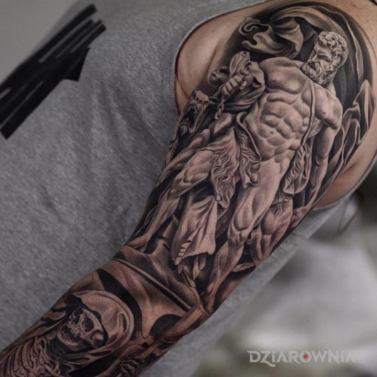 Tatuaż grecki heros w motywie postacie na ramieniu
