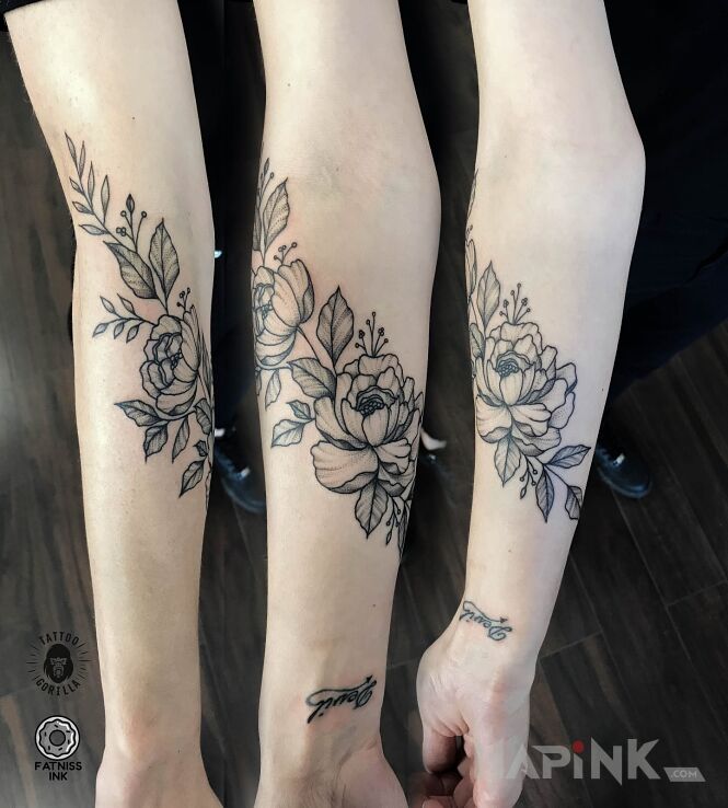 Tattoo Czarne kwiaty in flowers motif on the forearm
