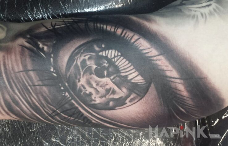 Tattoo Oko in 3D motif and realistic style on the upper arm