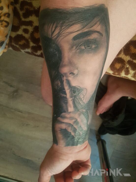 Tattoo Twarz horroru in faces motif and realistic style on the forearm