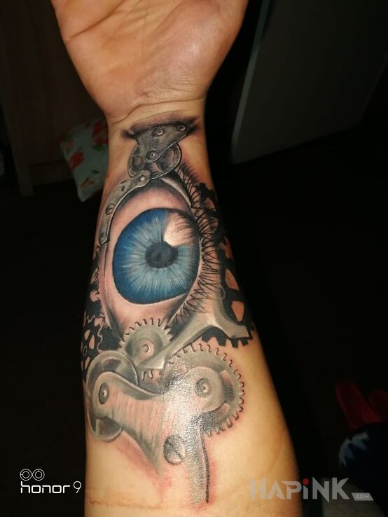Tattoo Biomechaniczne oko in biomechanics style on the forearm