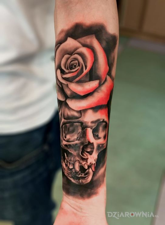 Tatuaż czaszka i róża w motywie kwiaty na przedramieniu