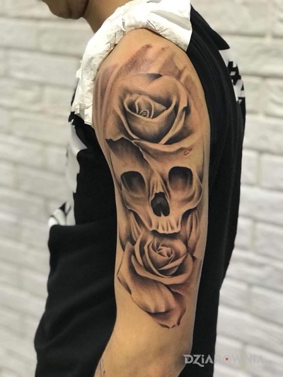 Tatuaż coś nowego do rękawa w motywie kwiaty na ramieniu