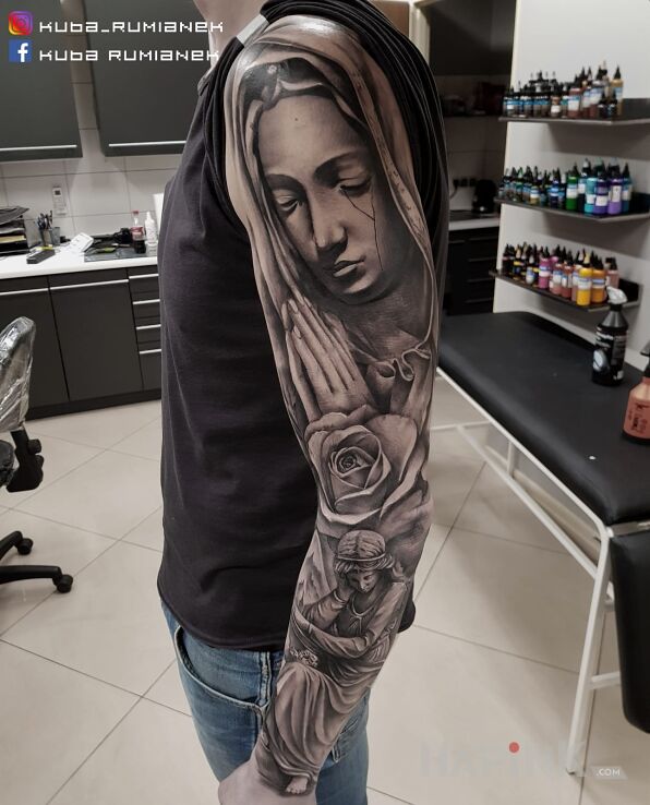 Tattoo Rękaw religijny in flowers motif on the upper arm