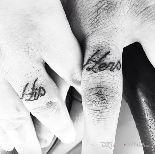 Tatuaż on i ona w motywie napisy na palcach