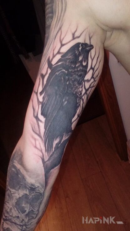 Tattoo Kruk in animals motif on the hand
