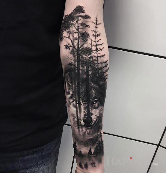 Tattoo Wilk w lesie in 3D motif and realistic style on the forearm