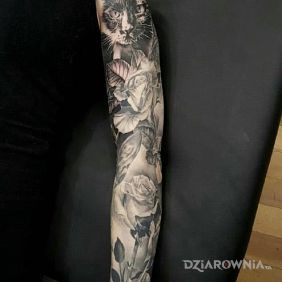 Tatuaż Kot i róże na ramieniu motyw: 3D