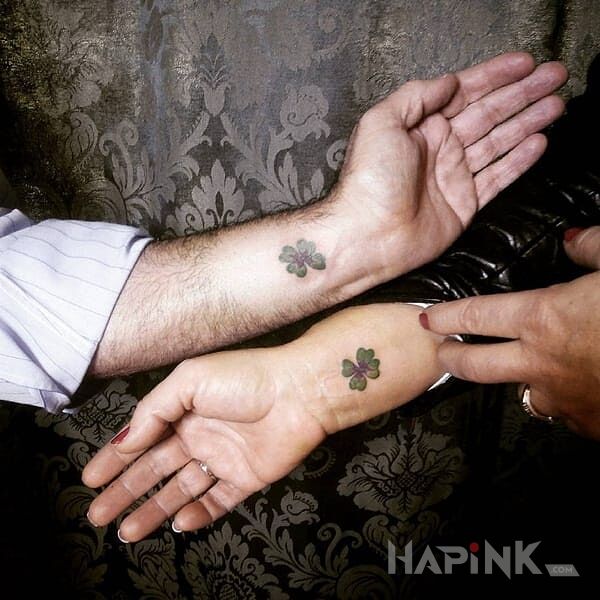 Tattoo Koniczynki in Love motif on the wrist