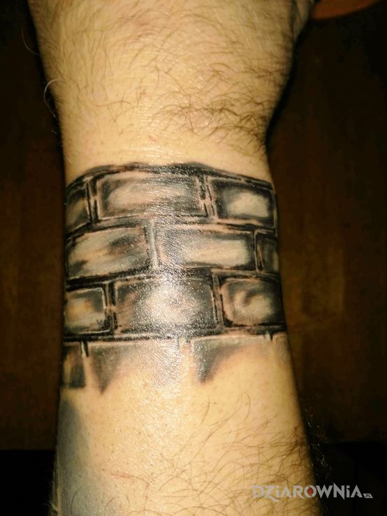 Tatuaż murek cegieł w stylu realistyczne na nadgarstku