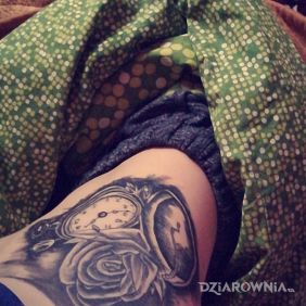 Tatuaż Zegar wraz z różą na żebrach motyw: kwiaty