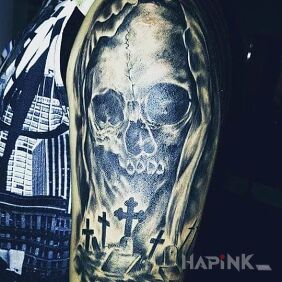 Tattoo Skull on the upper arm motif: skulls