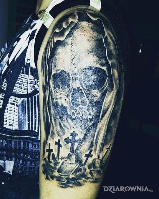 Tatuaż skull w motywie czaszki na ramieniu