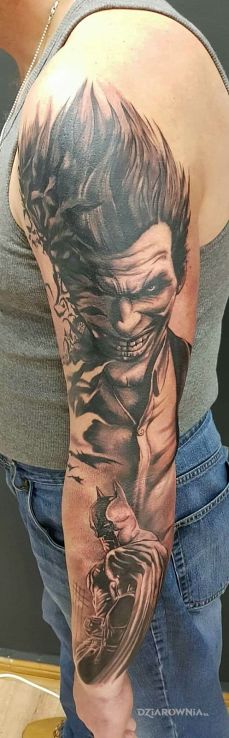 Tatuaż joker i batman w motywie twarze i stylu realistyczne na ramieniu