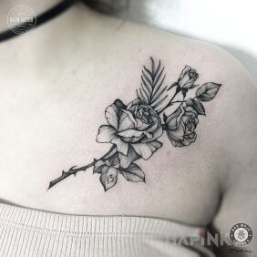Tattoo Alexandra's work with Bad Mojo Tattoo Gdansk. on the collarbone motif: flowers