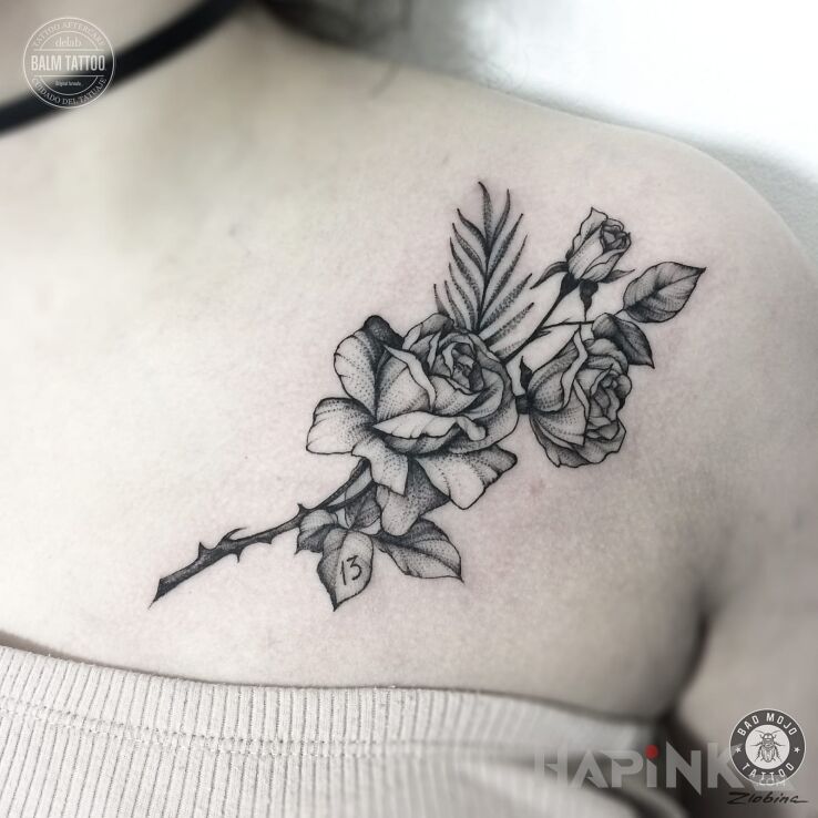 Tattoo Praca Alexandry z Bad Mojo Tattoo Gdańsk in flowers motif on the collarbone