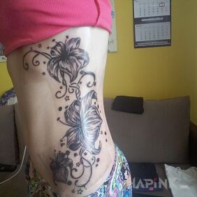 Tattoo Flowers on the ribs motif: flowers
