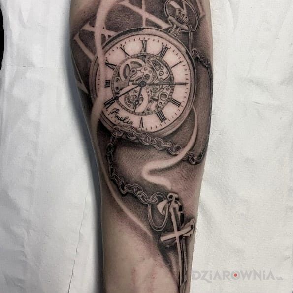 Tatuaż zegar kieszonkowy w motywie 3D i stylu realistyczne na przedramieniu