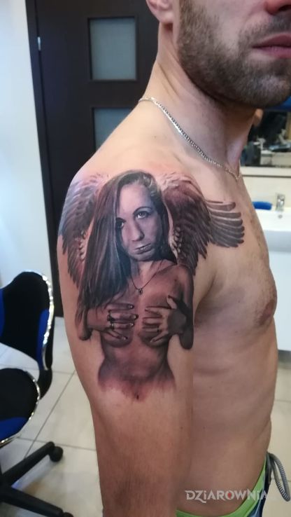 Tatuaż anioł w motywie twarze na ramieniu