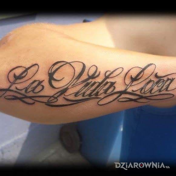 Tatuaż la vida loca w motywie napisy na przedramieniu